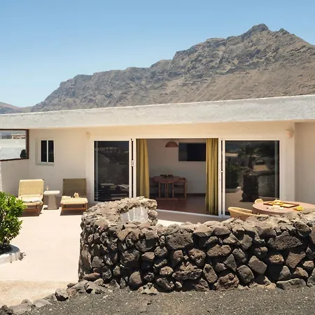 Canaryislandshost I Soco Famara